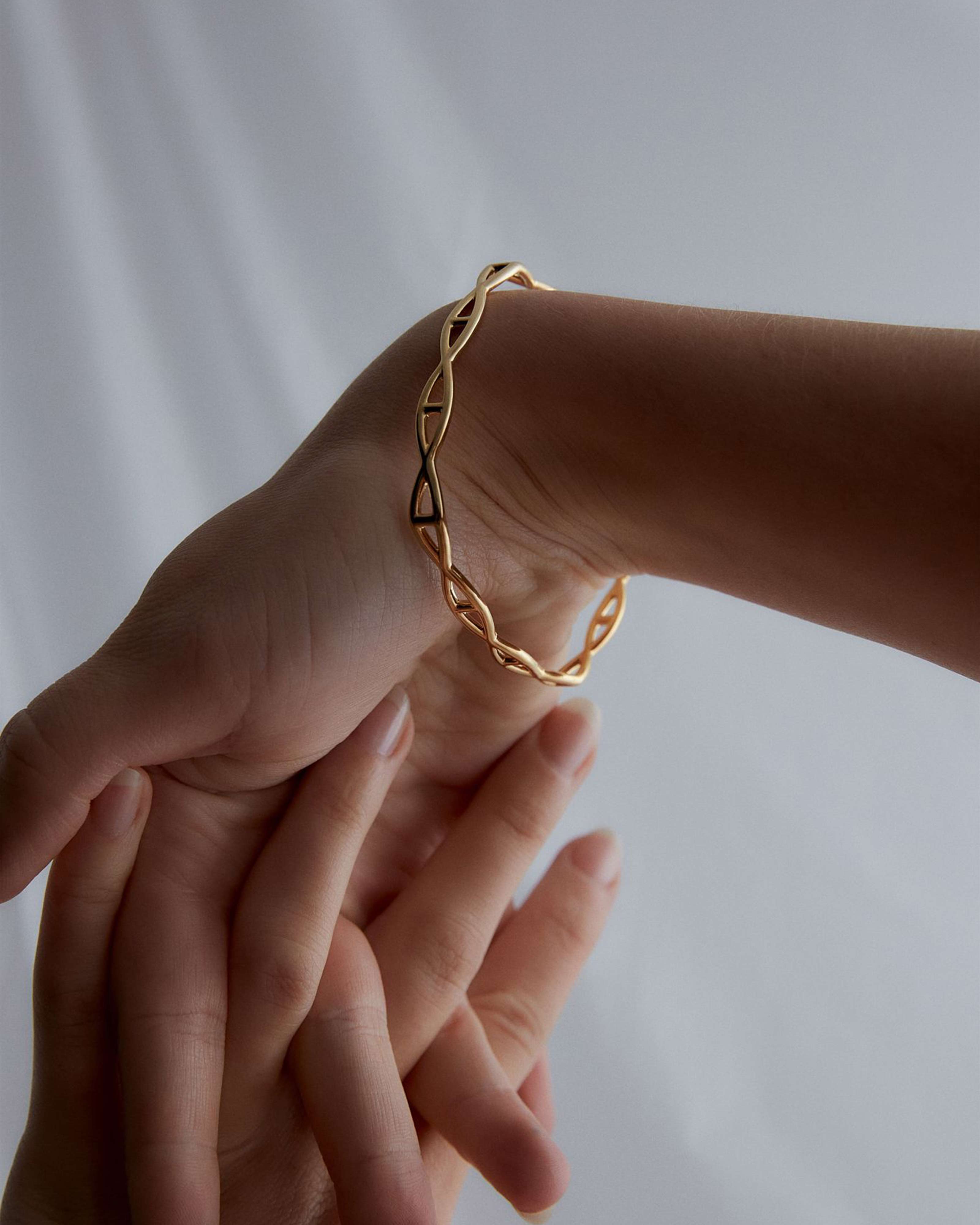 sener-besim-helix-bangle-square-gold-bracelets