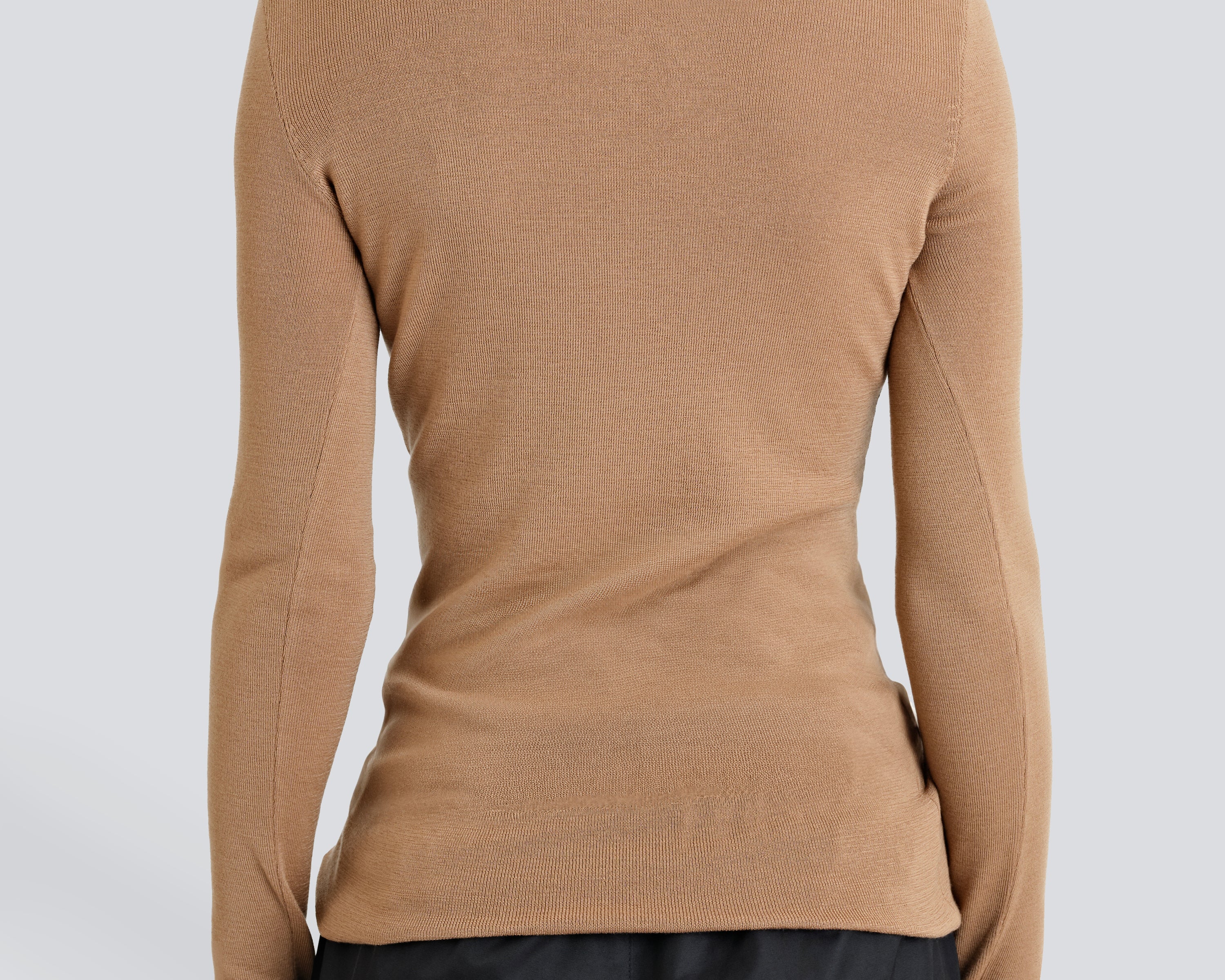 merino knit on model in bronwn with thumbhole detail by sener besim