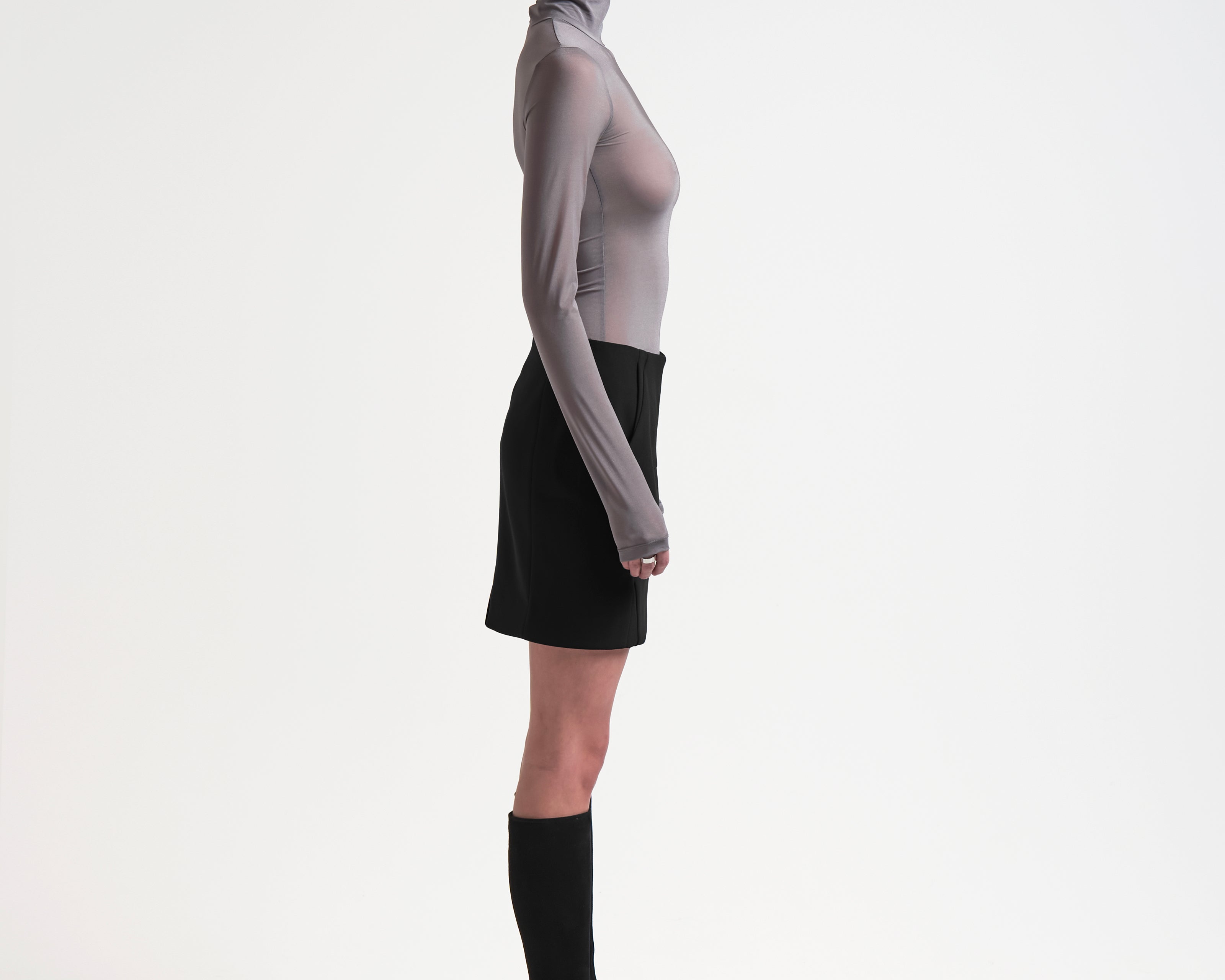 model side view wearing knee length sener besim black pencil skirt 