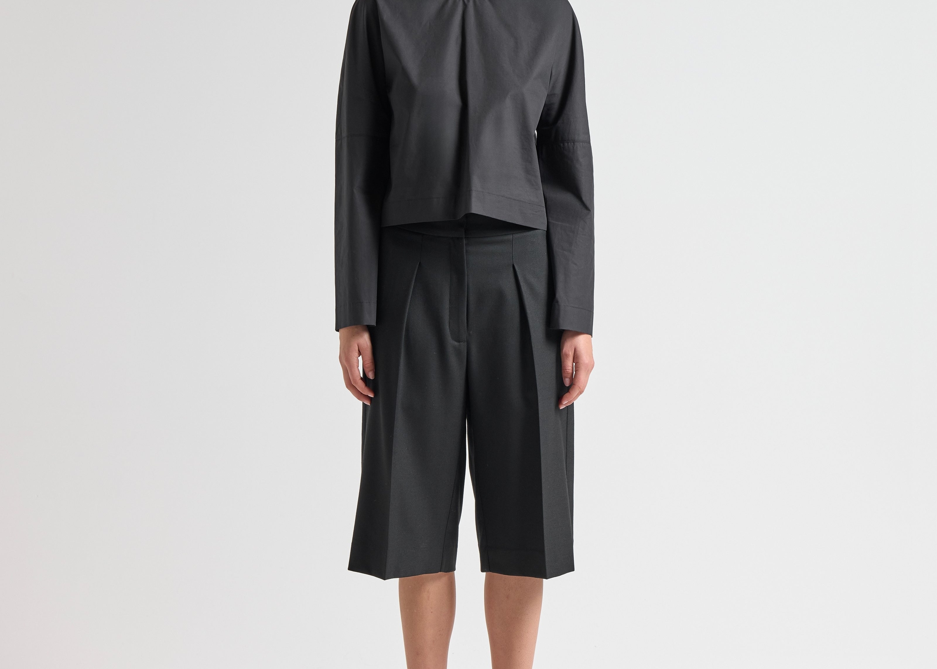 model wearing sener besim cotton long sleeve boxy top