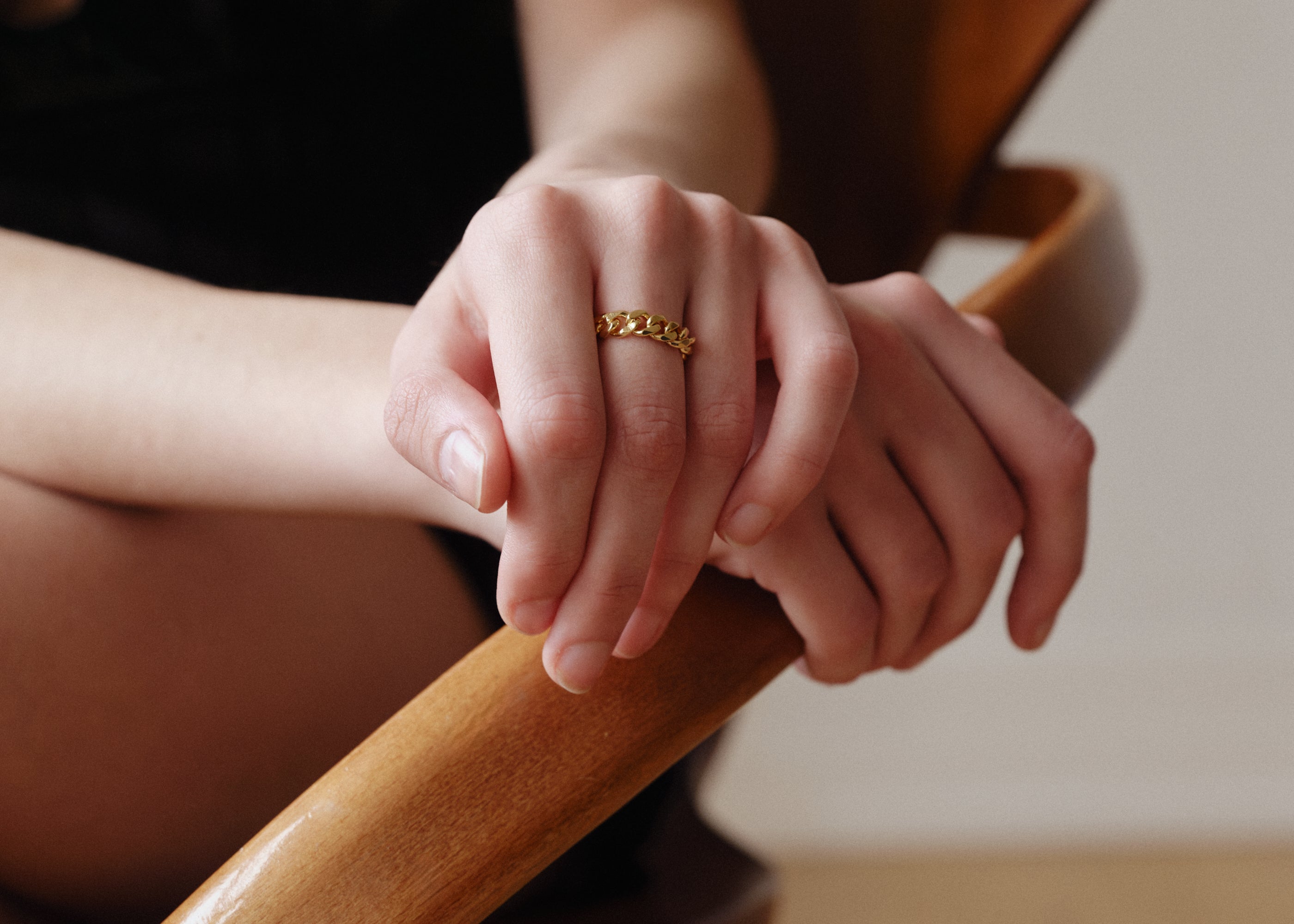 Şener Besim Cuban Chain Ring in gold, worn