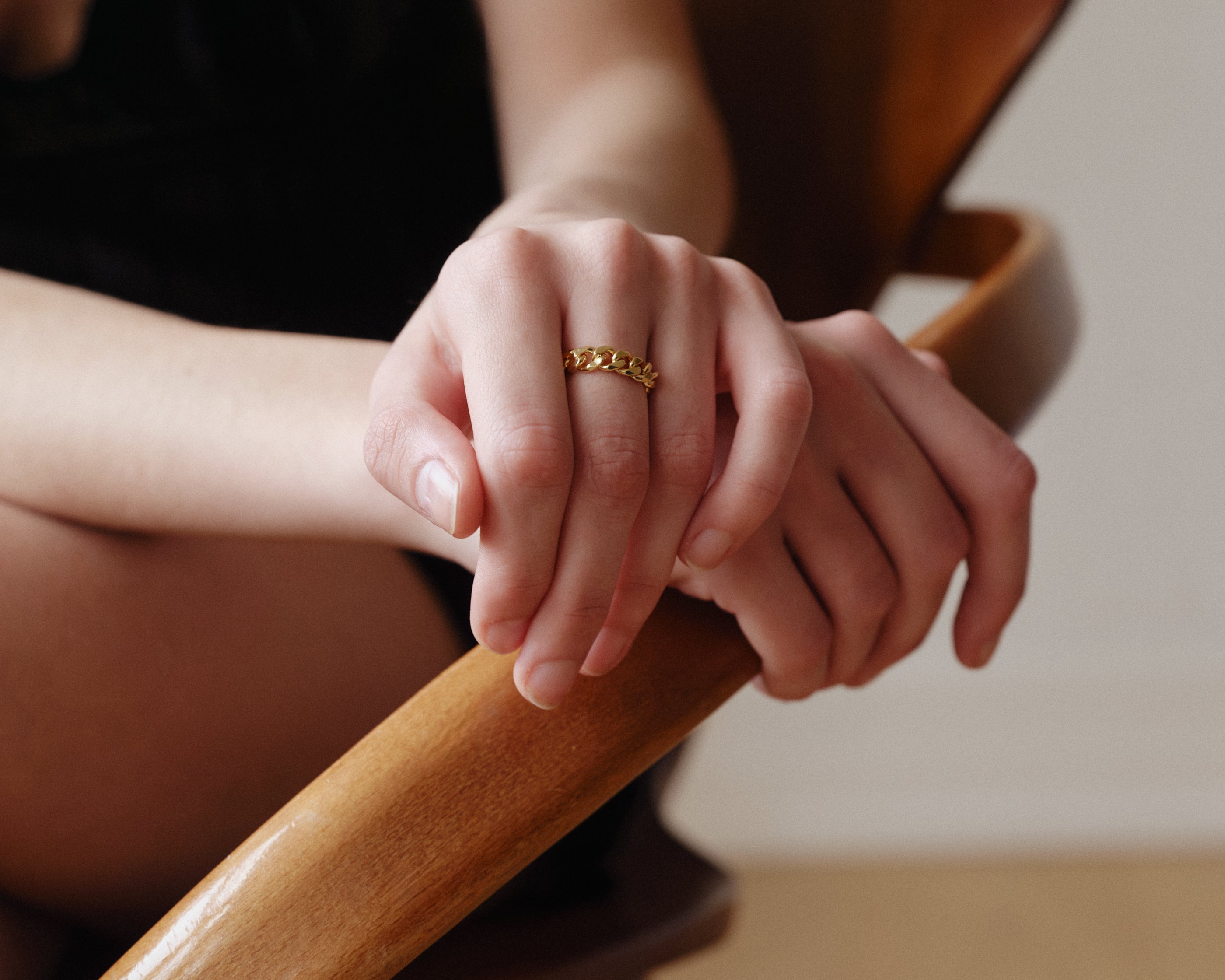 Şener Besim Cuban Chain Ring in gold, worn