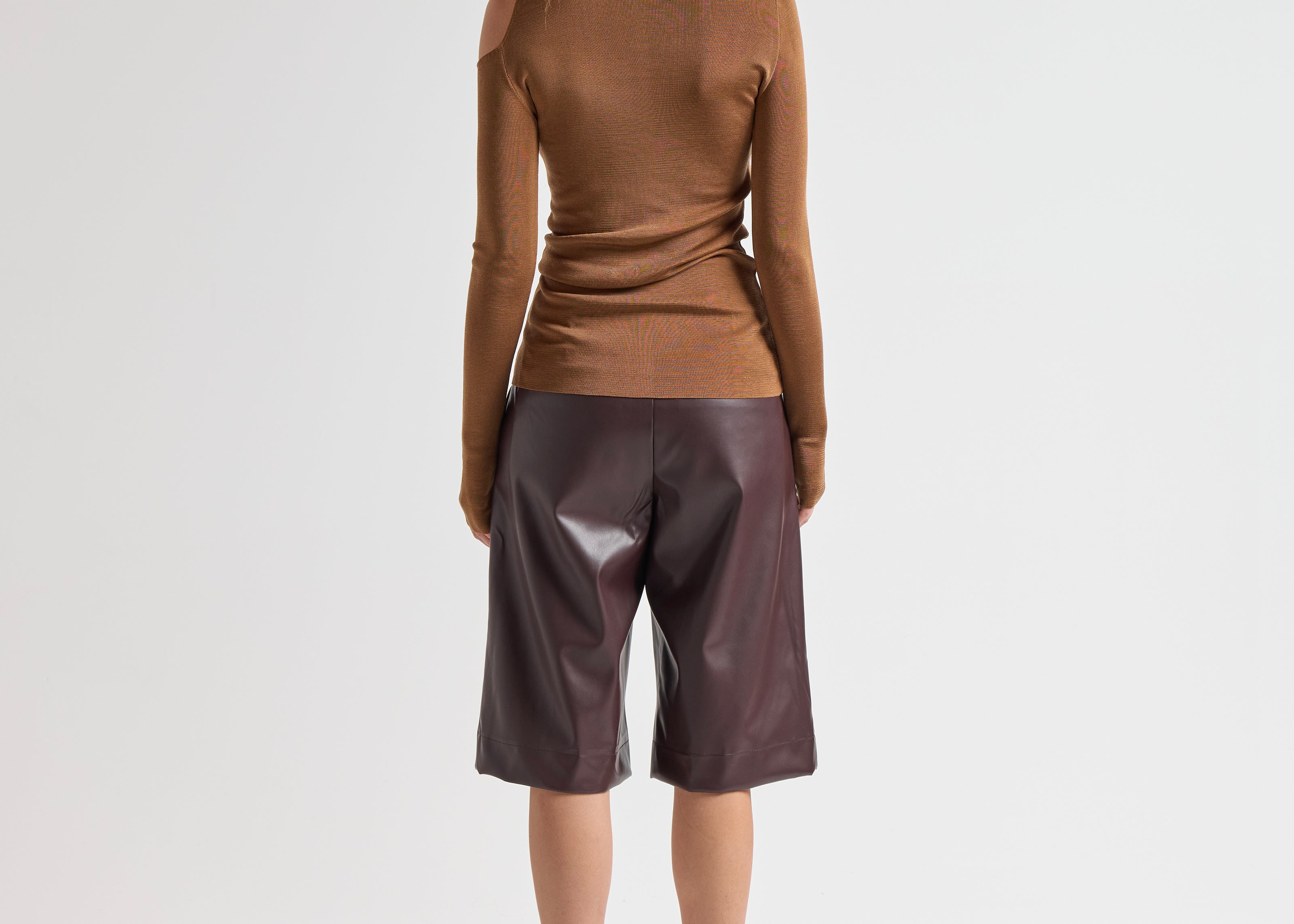Şener Besim Cutout Crewneck Spice, cut-out shoulder and thumbhole cuff detail, back