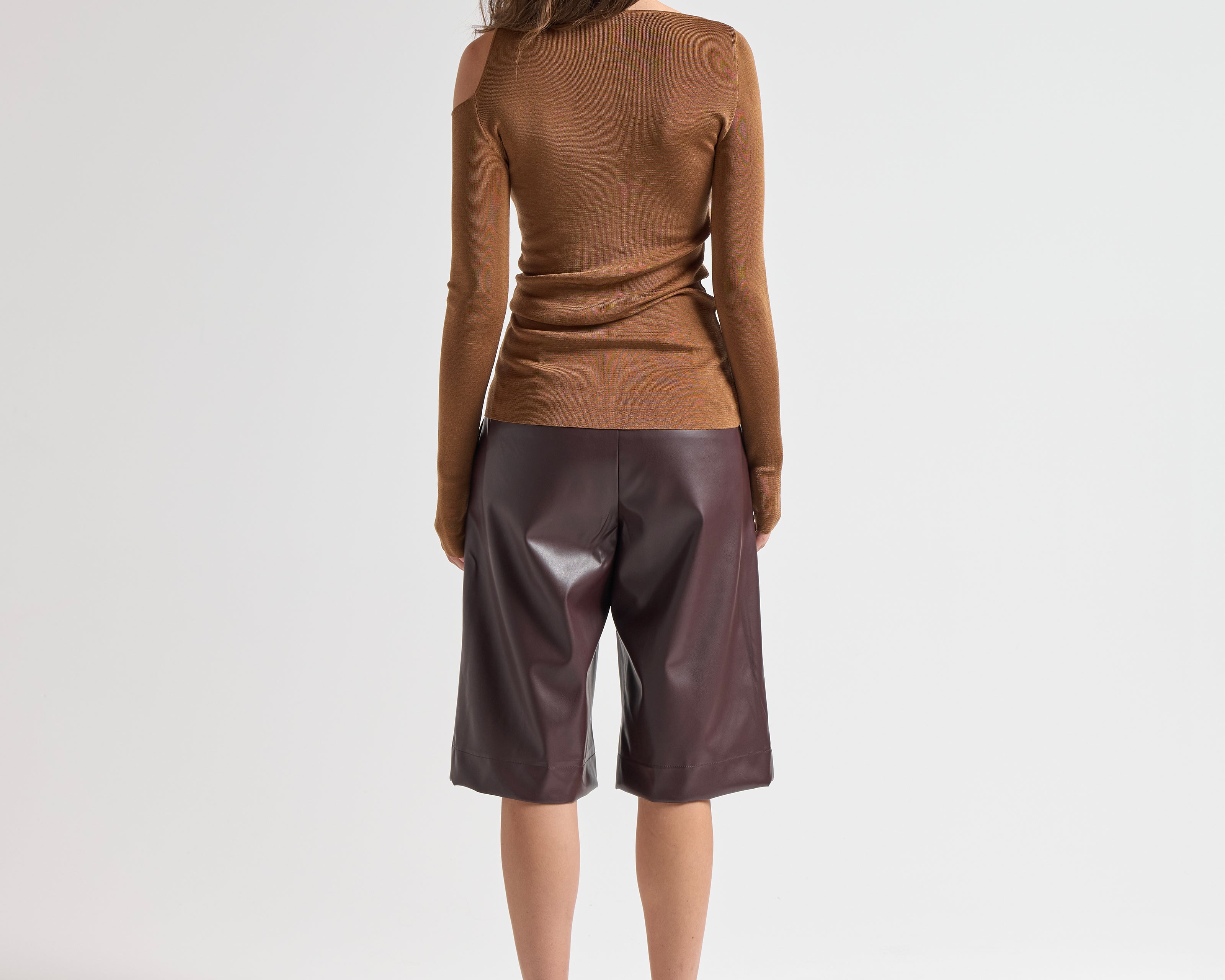 Şener Besim Cutout Crewneck Spice, cut-out shoulder and thumbhole cuff detail, back