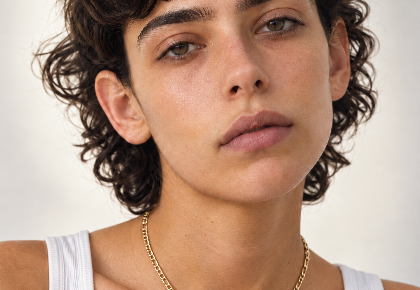 Model wearing the Figaro Chain Necklace Gold in 37.5cm choker length, Şener Besim