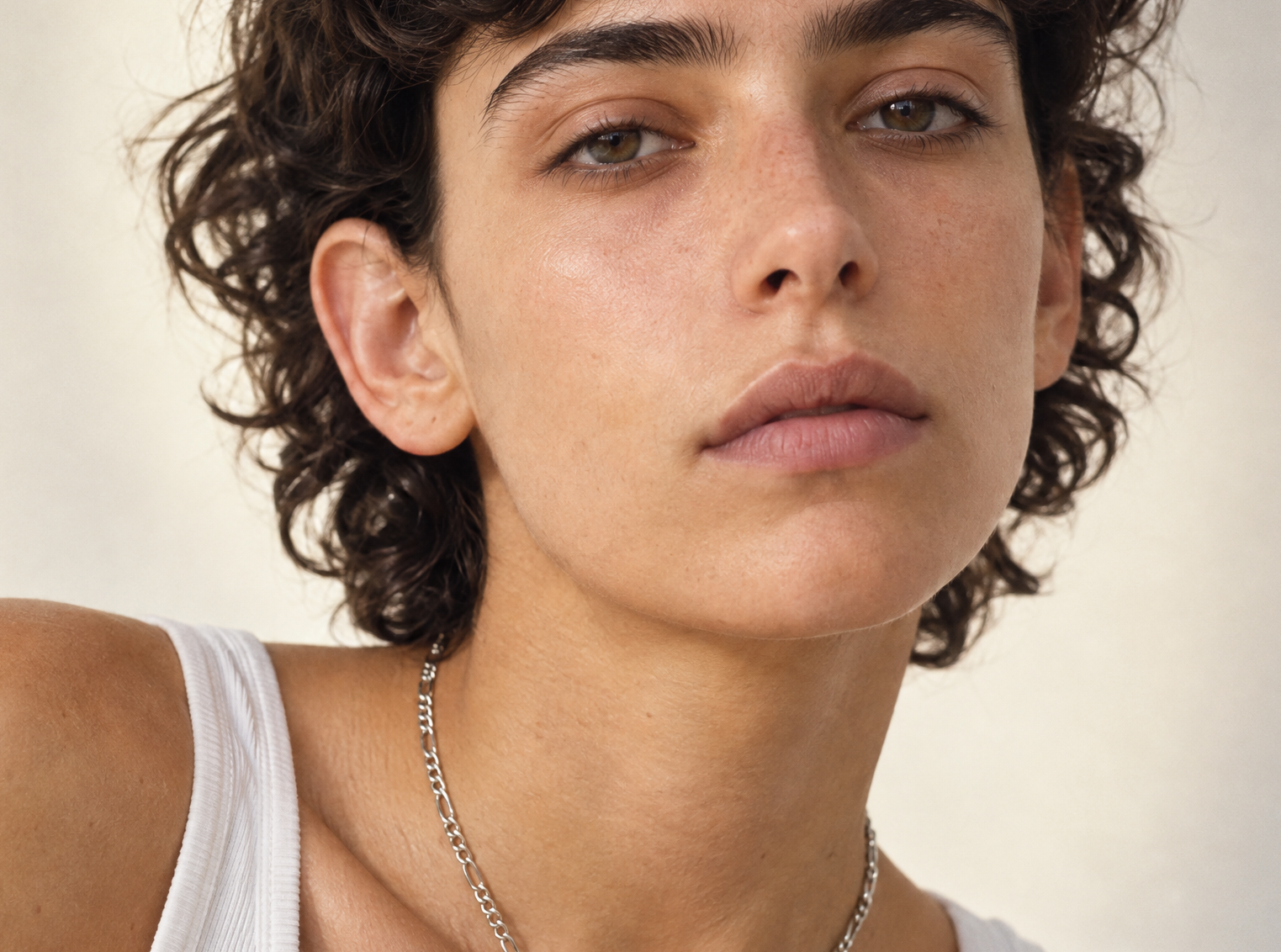 Model wearing the Figaro Chain Necklace in 37.5cm choker length, Şener Besim