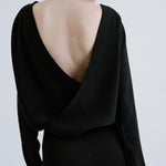 model wearing sener besim backless v shape shirt with buttons