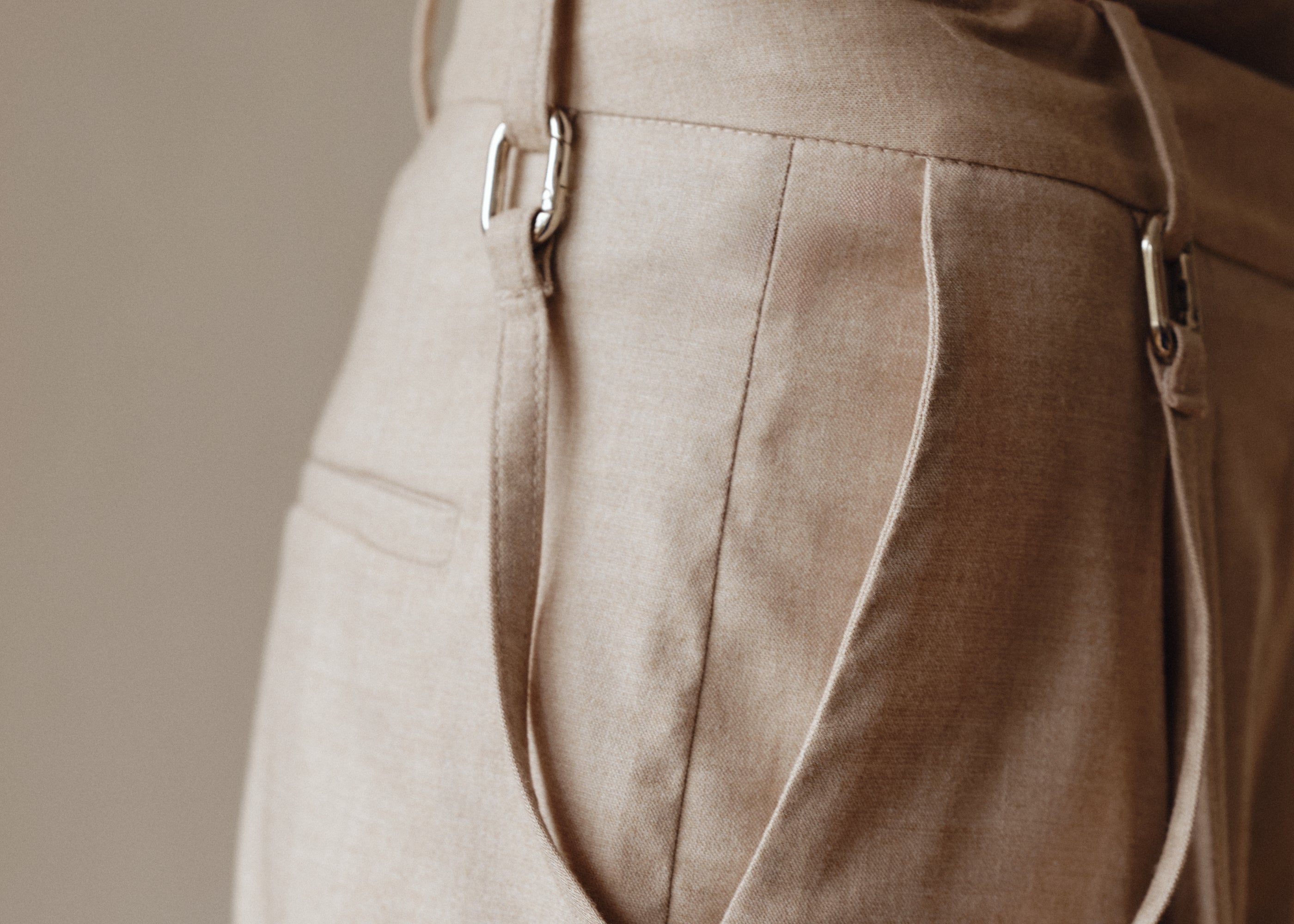 Şener Besim Pleat Pant in beige, waistband and pocket detail