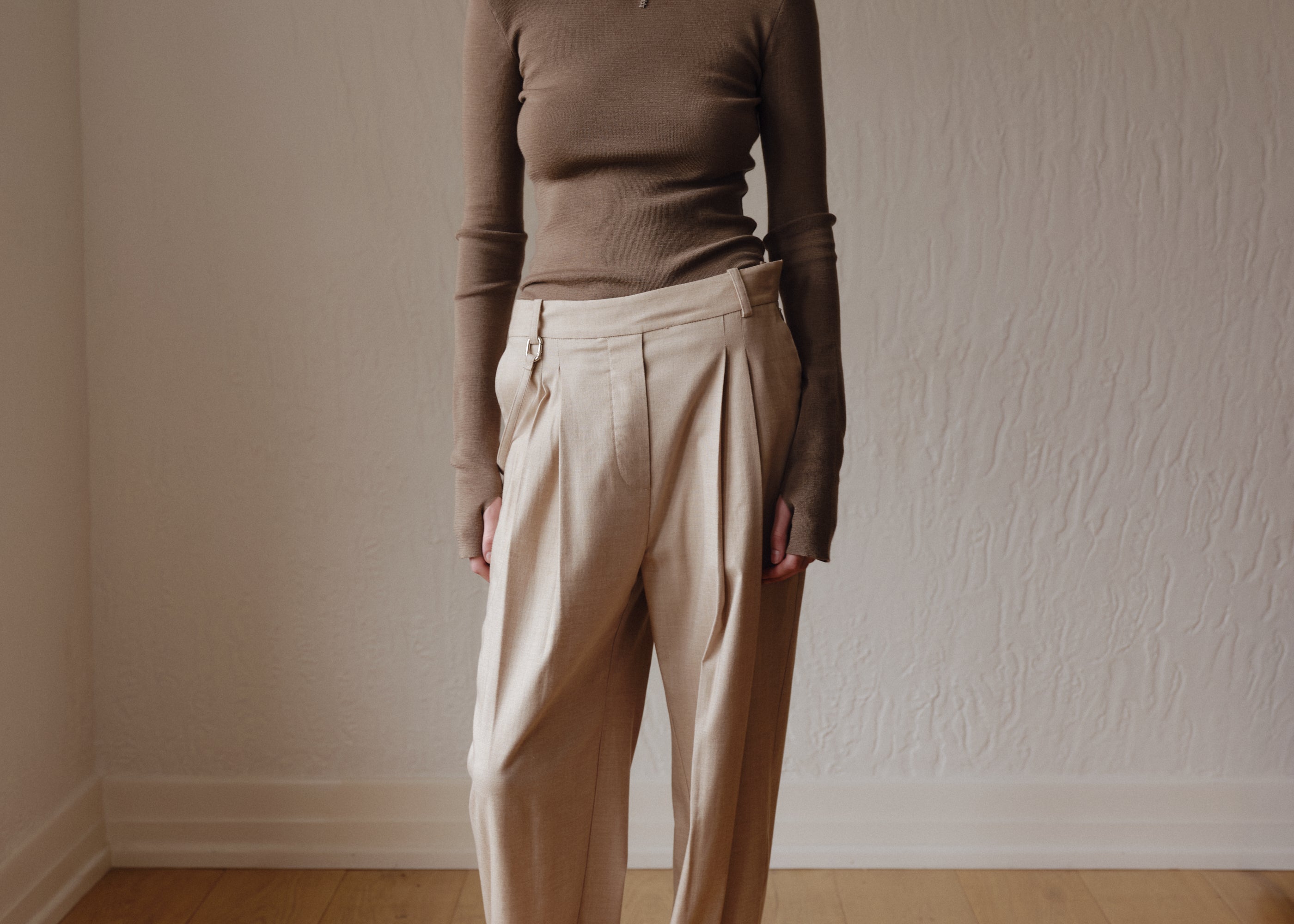Şener Besim Pleat Pant in beige, worn