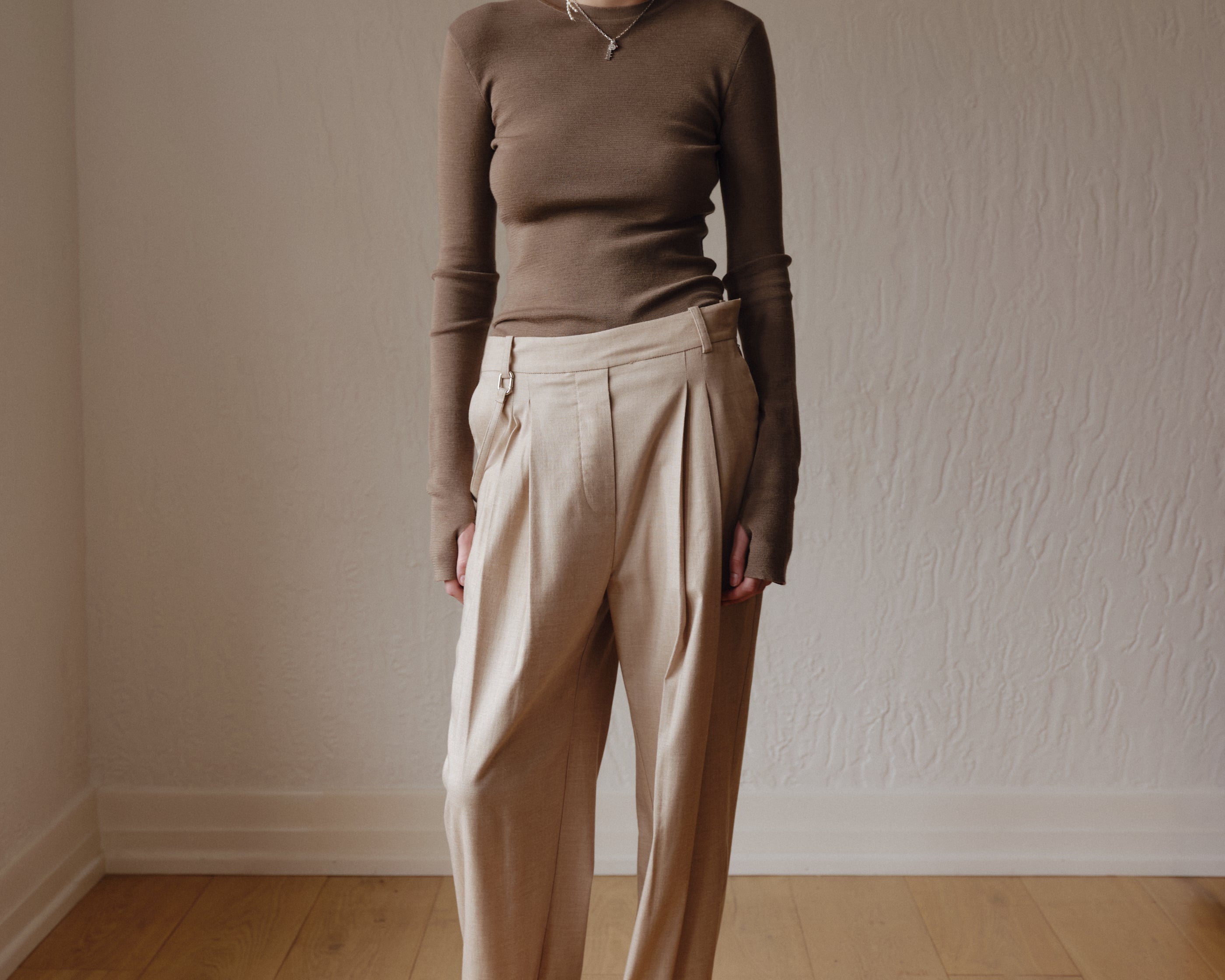 Şener Besim Pleat Pant in beige, worn