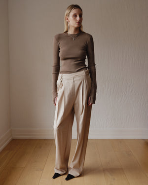 Şener Besim Pleat Pant in beige, worn