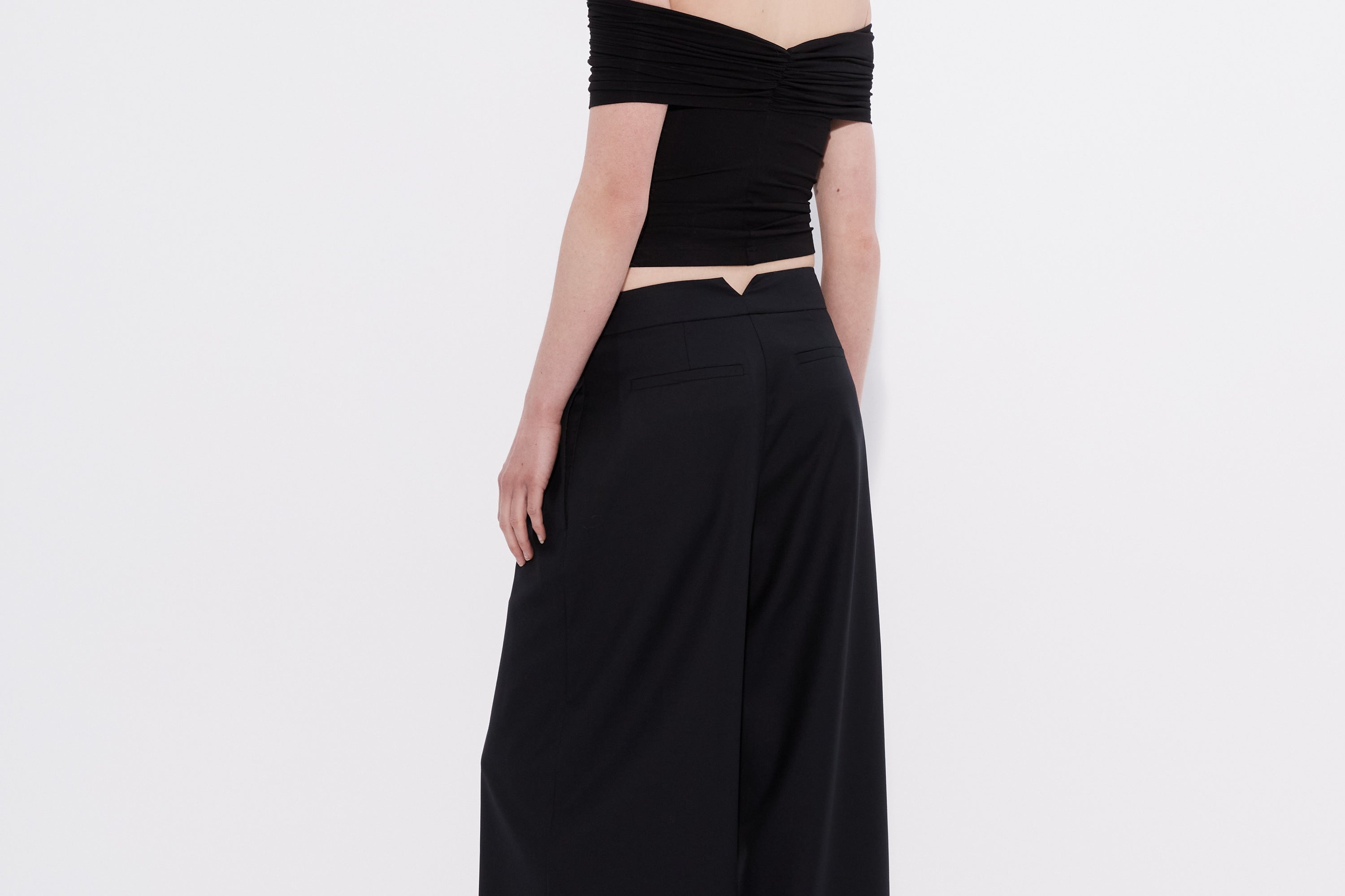 Off shoulder ruched top in blackback view - Şener Besim boutique