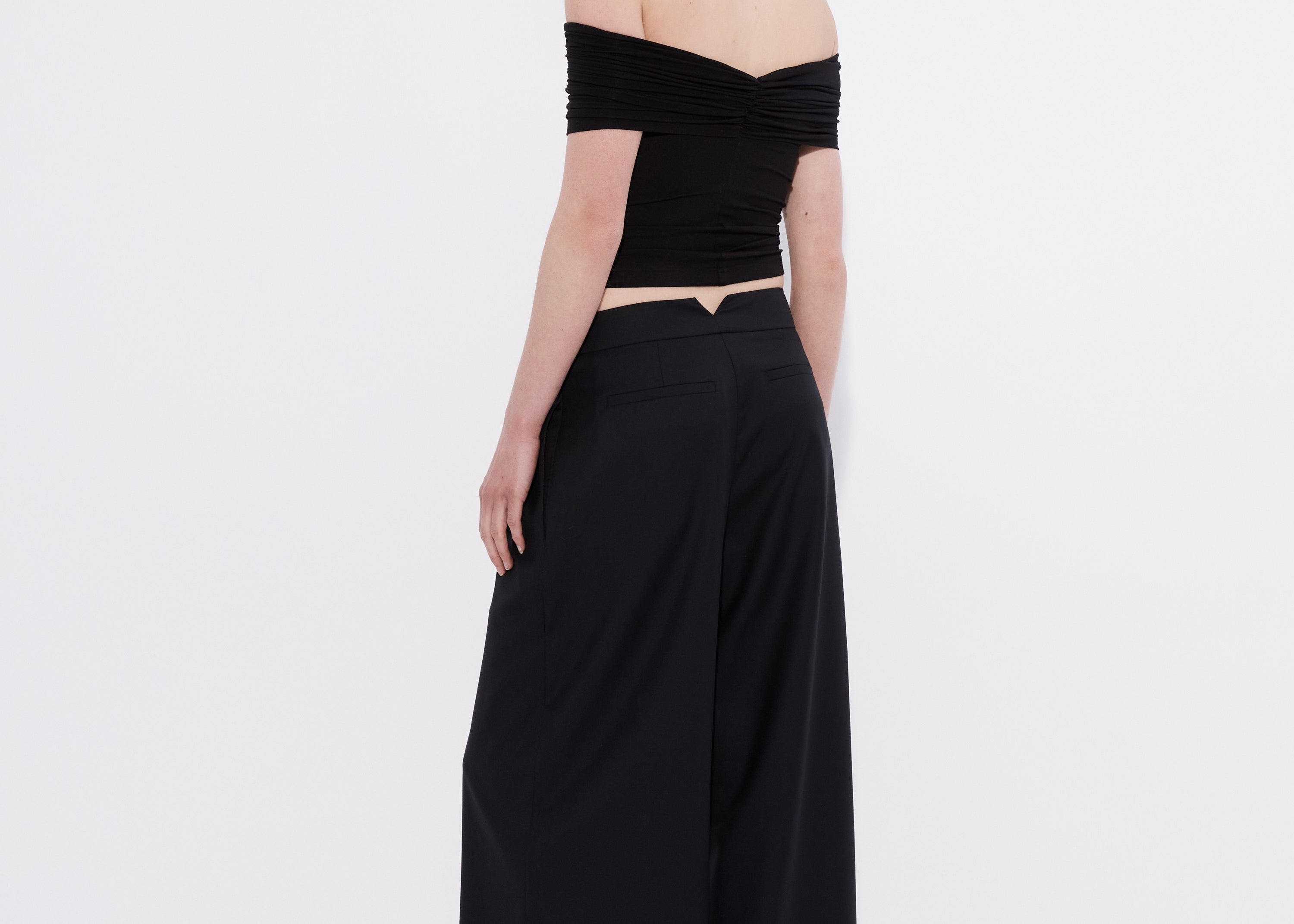 Off shoulder ruched top in blackback view - Şener Besim boutique
