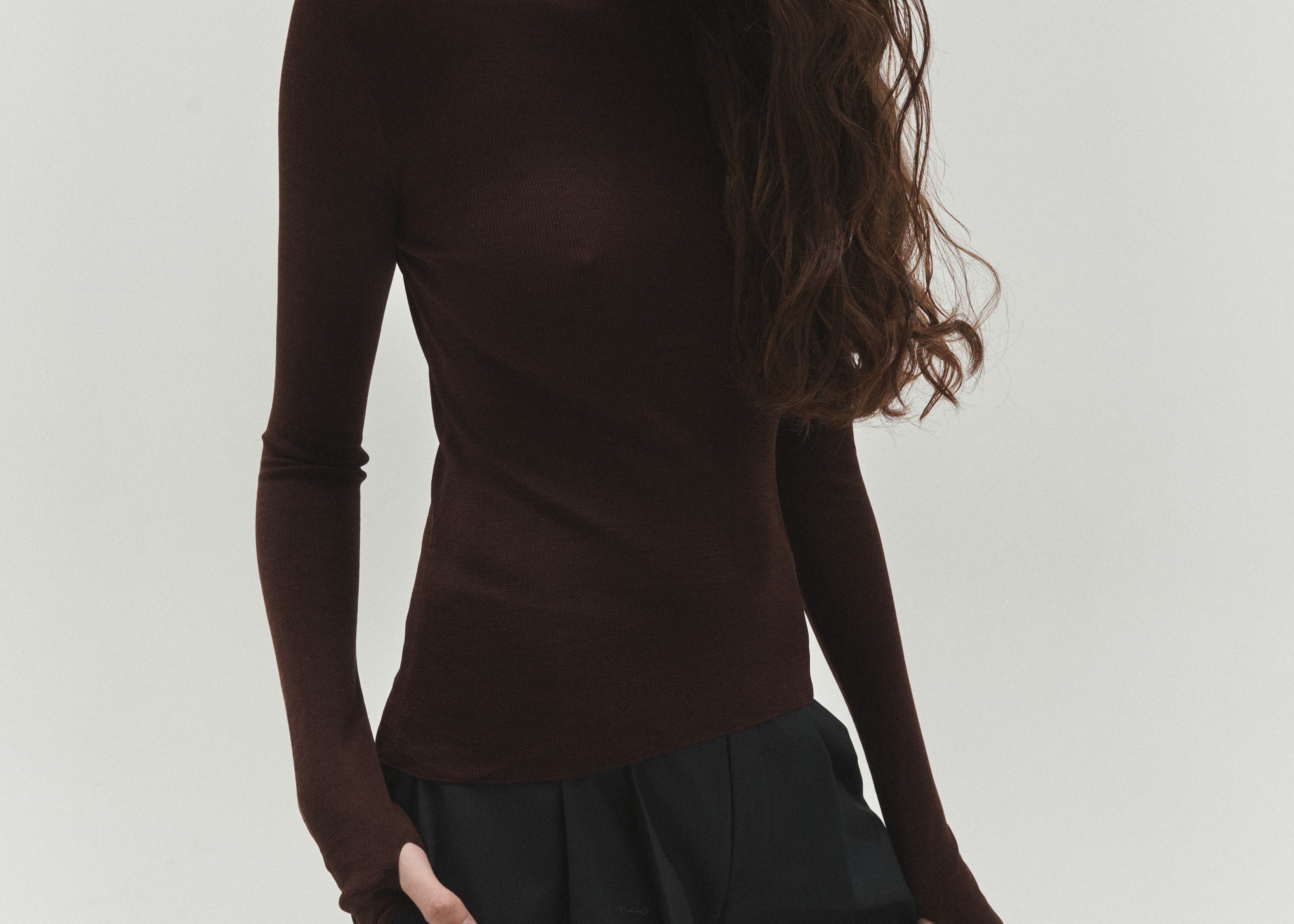 Şener Besim Thumbhole Crewneck in Chocolate worn close-fitted, front view