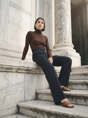 Thumbhole turtleneck in brown featured on model — Şener Besim