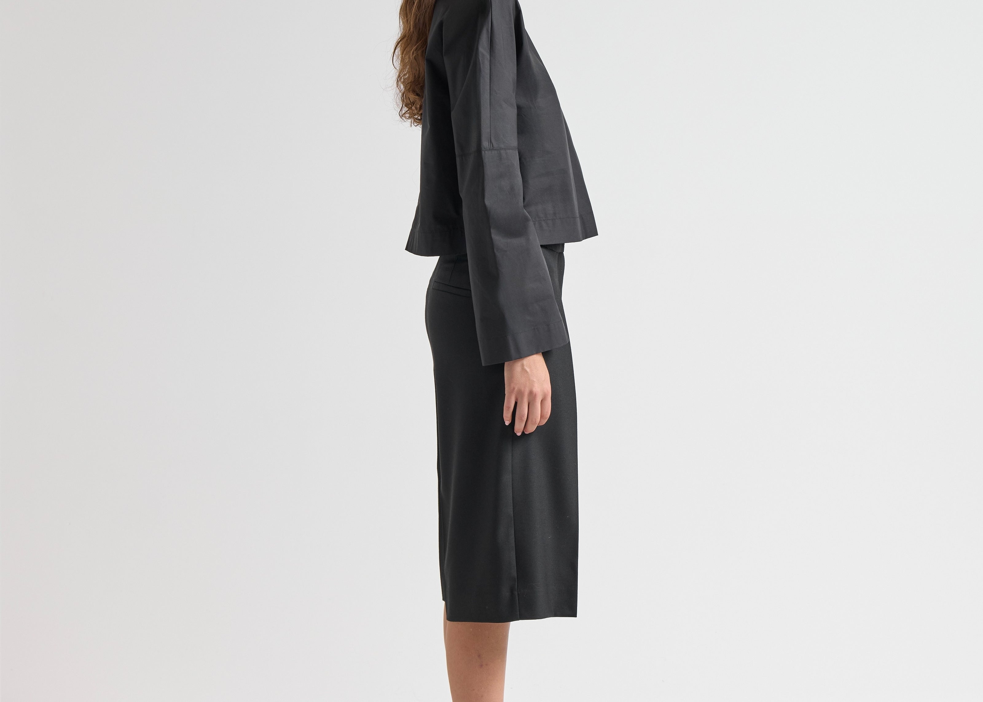 sener besim cropped boxy shirt in black on model side view
