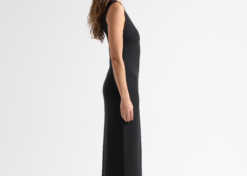 side view of model wearing sener besim long sleeveless simple dress