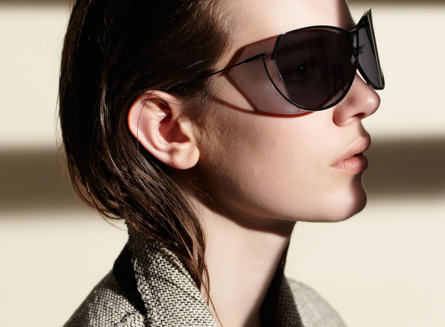 Şener Besim S1 sunglasses in nero and graphite worn, handcrafted titanium frame