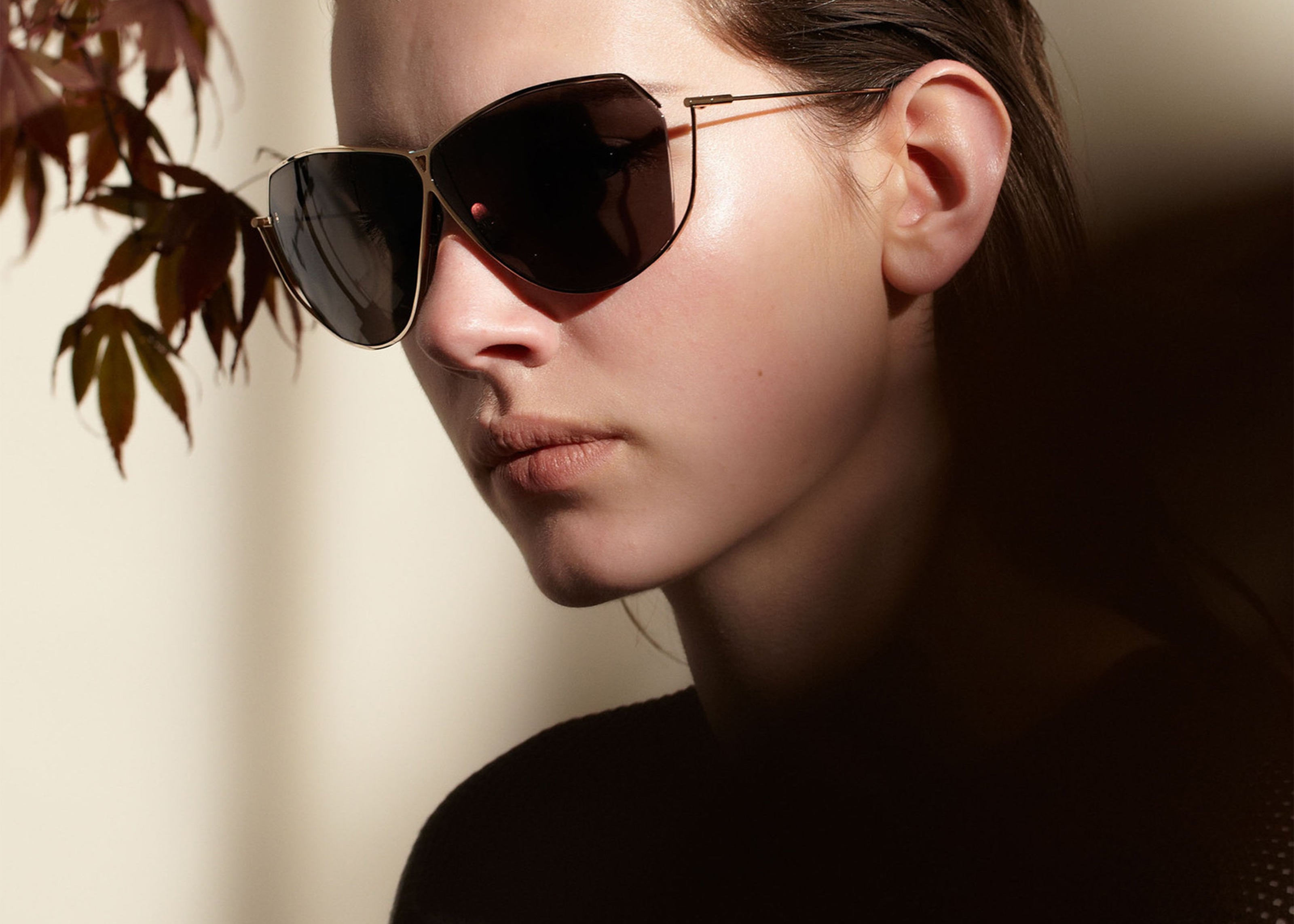 Şener Besim S2 sunglasses aurous graphite worn, titanium frame, side profile