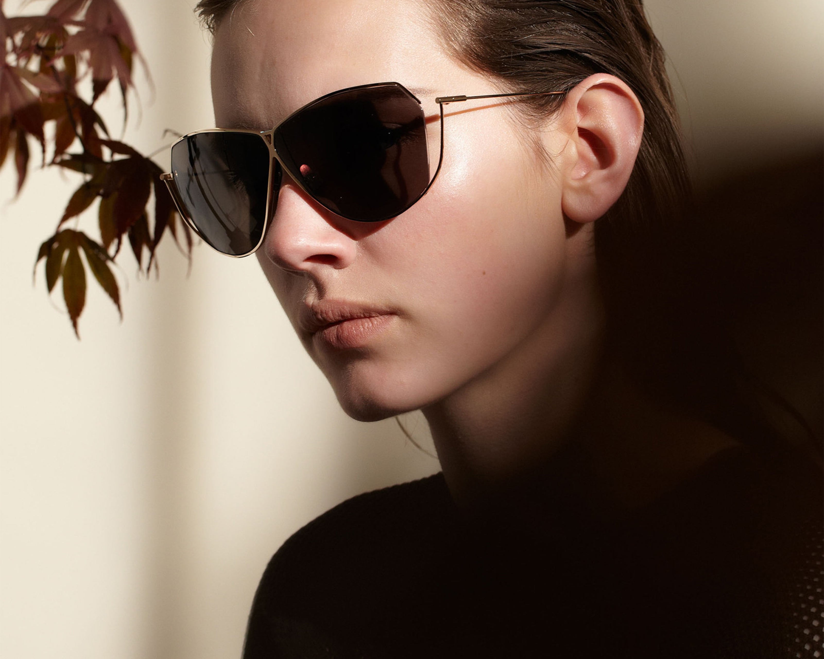 Şener Besim S2 sunglasses aurous graphite worn, titanium frame, side profile