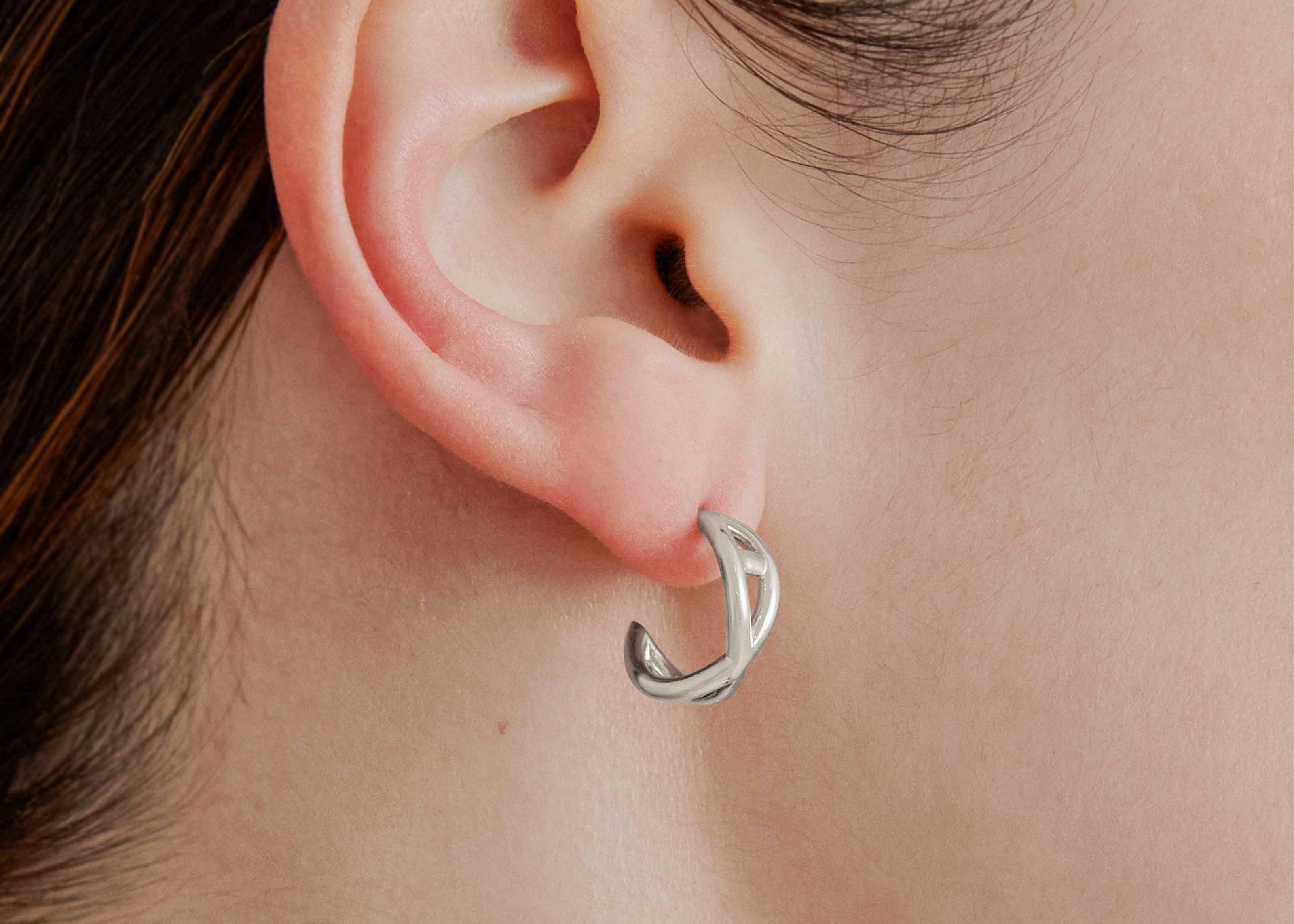 Şener Besim Small Helix Hoops silver, sculptural helix hoop detail close up