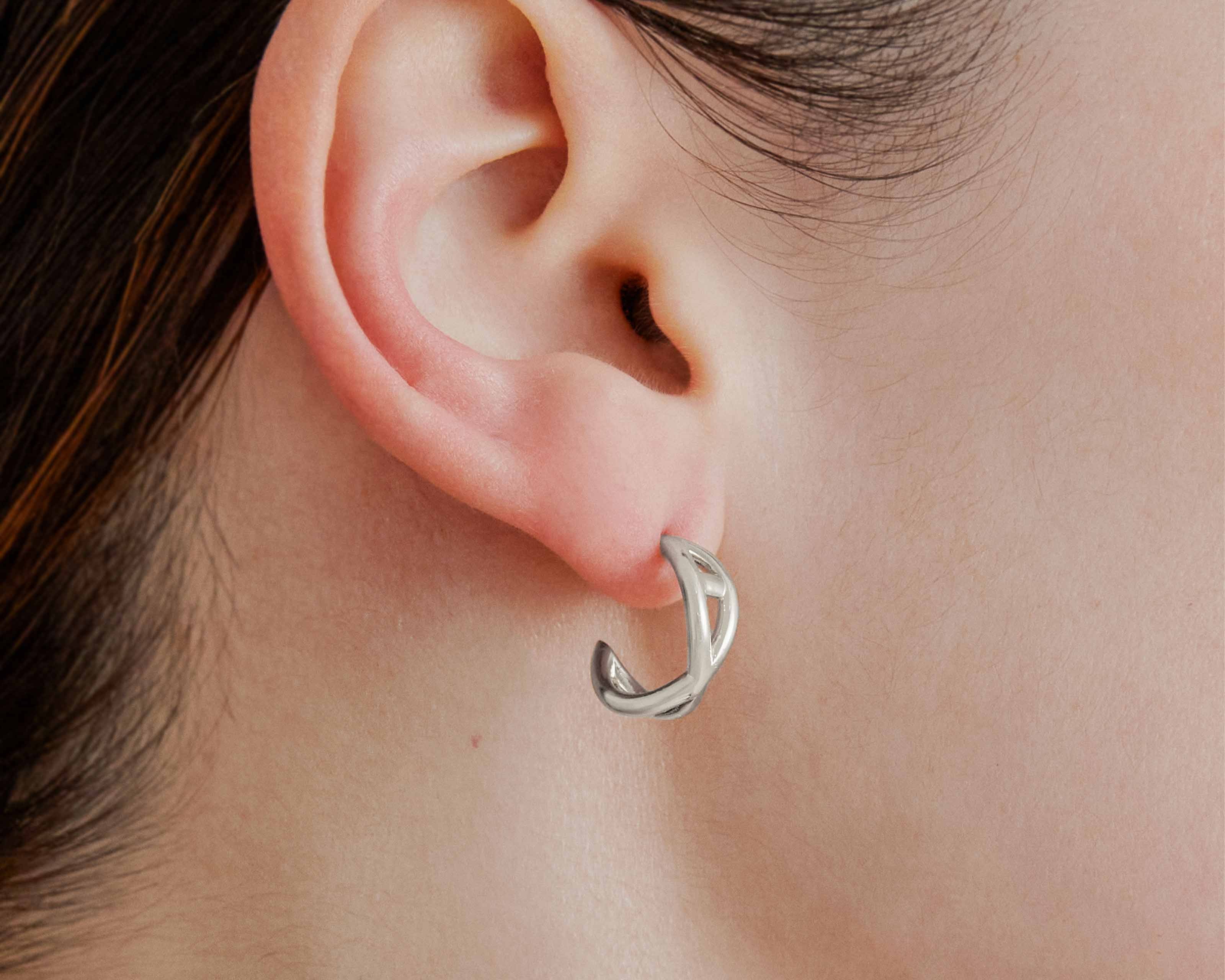 Şener Besim Small Helix Hoops silver, sculptural helix hoop detail close up