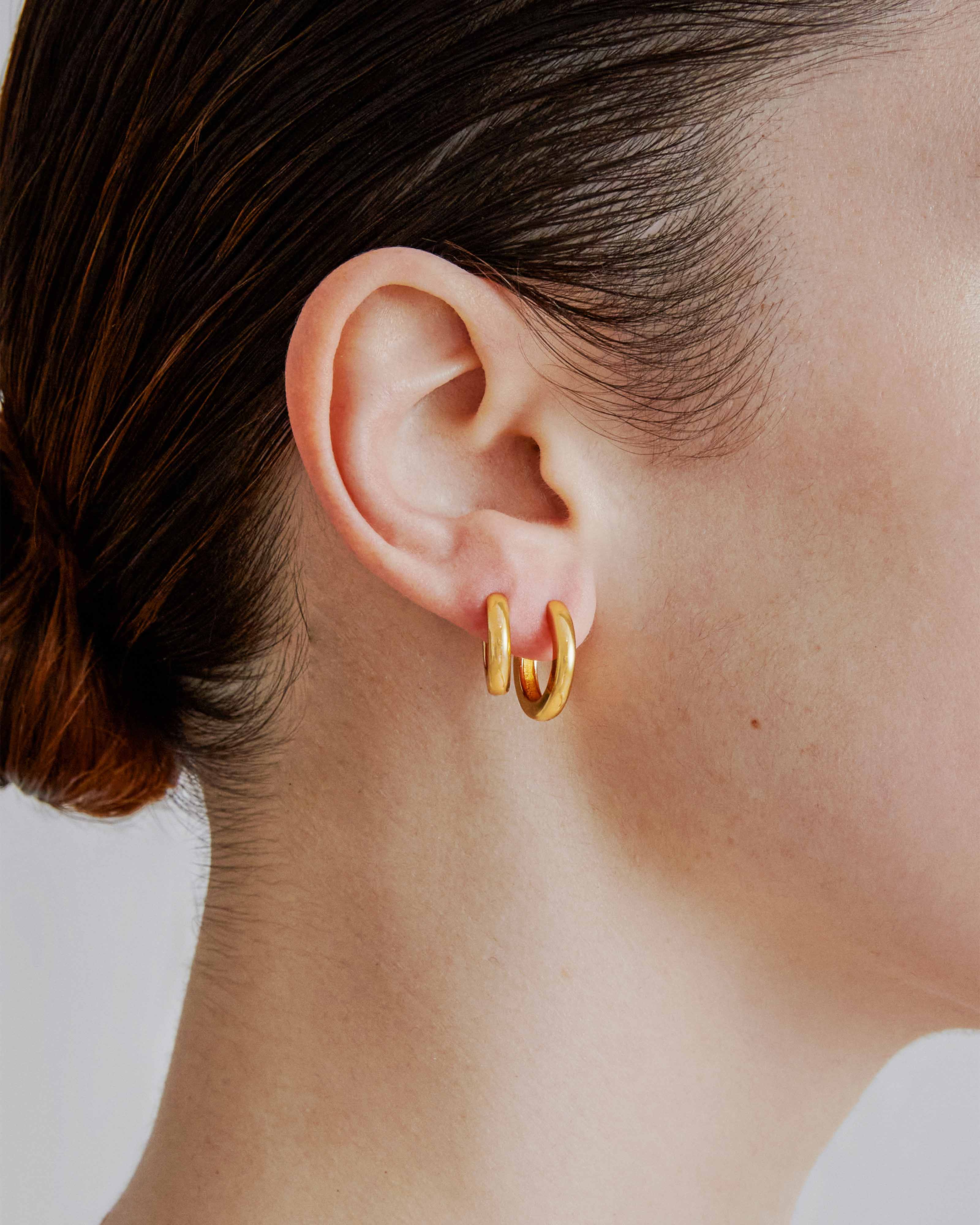 sener-besim-small-tube-huggie-gold-earrings