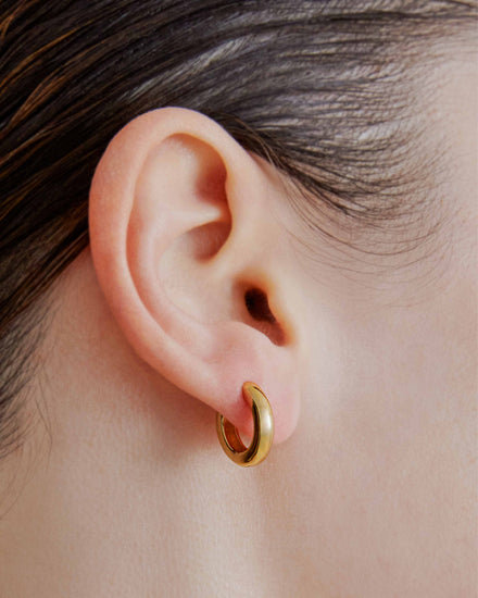 sener-besim-small-tube-huggie-gold-earrings